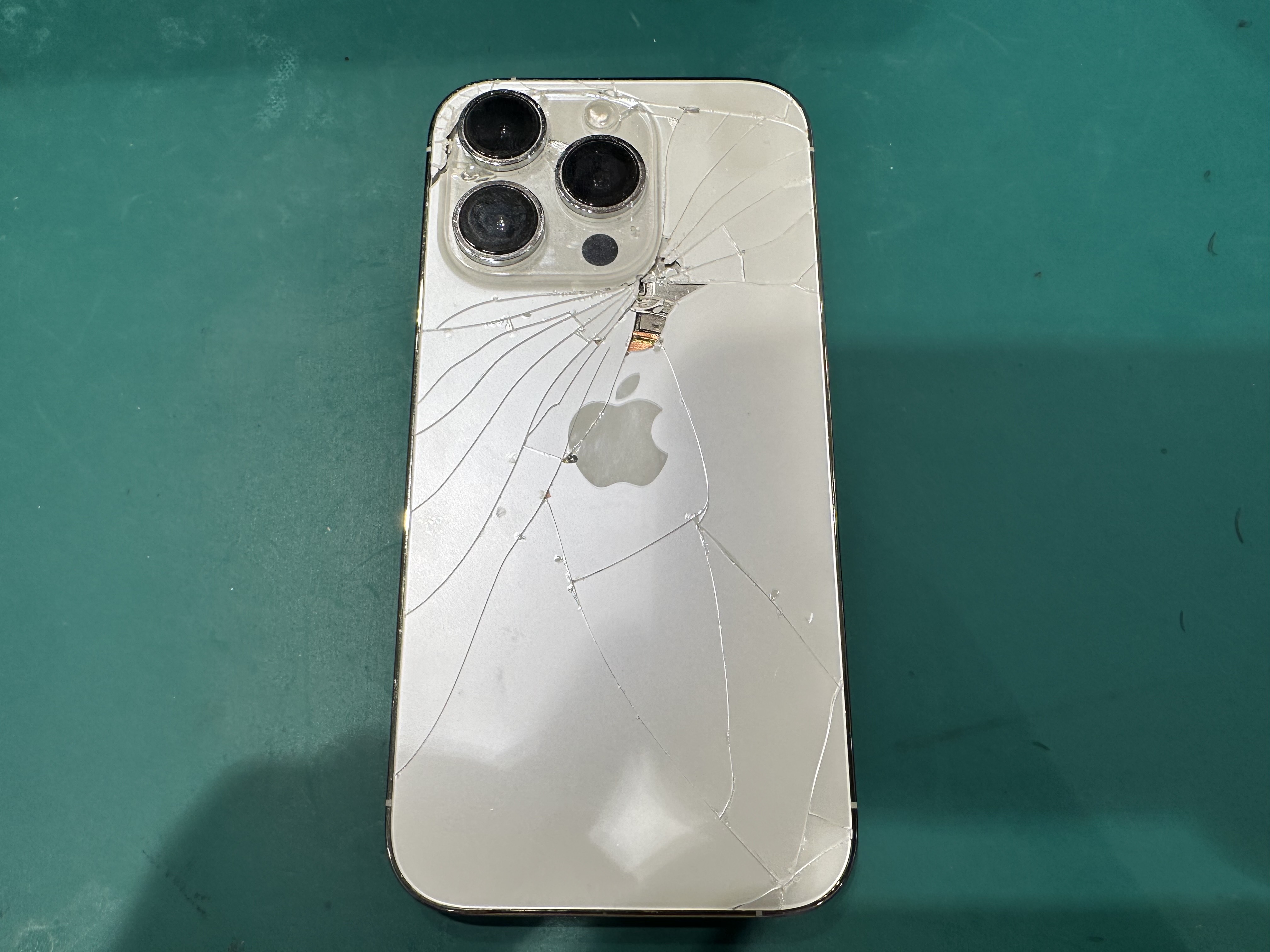 【五反田よりご来店】iPhone13Proの背面パネル交換修理をご依頼いただきました！